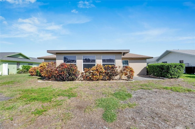 ranch-style home featuring a front lawn