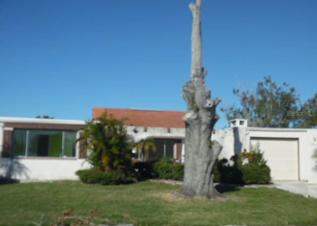 view of front of house featuring a front yard and a garage