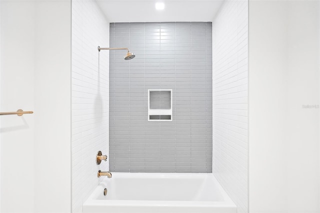 bathroom featuring tiled shower / bath