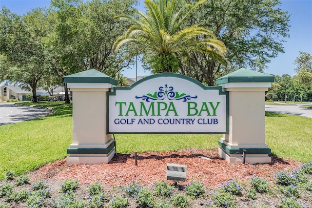 community / neighborhood sign featuring a lawn