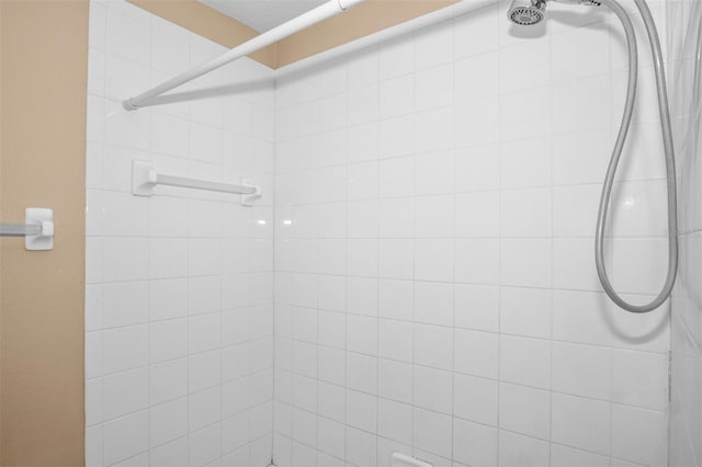 bathroom featuring tiled shower