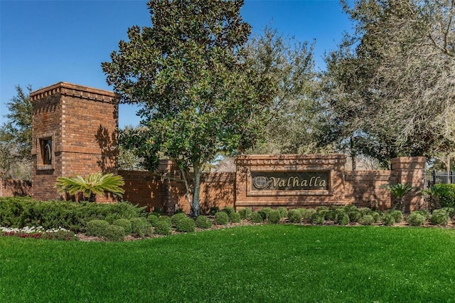 community sign featuring a yard