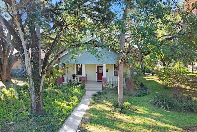 view of front facade featuring covered porch and a front yard