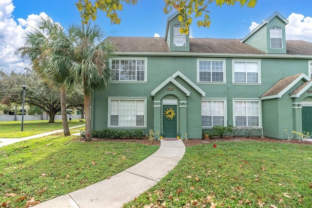 view of front of property featuring a front yard