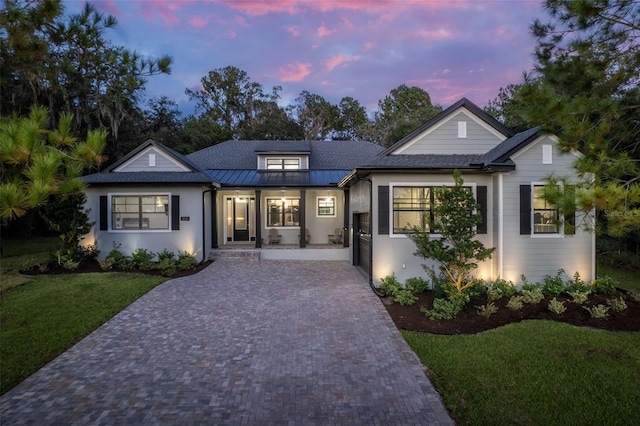 view of front of property featuring a porch and a yard