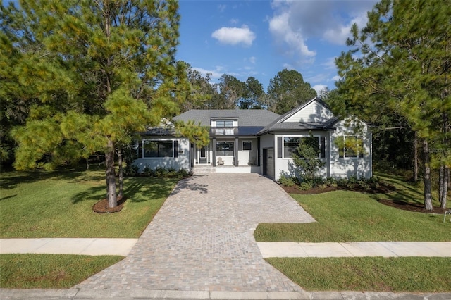 view of front of property featuring a front lawn