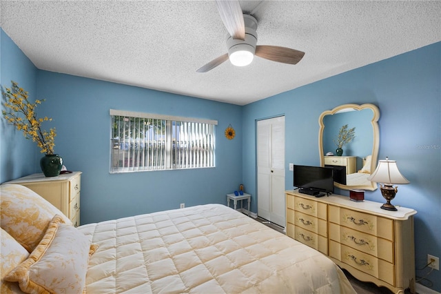 bedroom featuring a closet, a textured ceiling, and ceiling fan