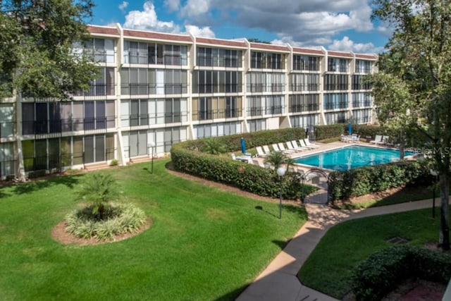 view of swimming pool with a lawn