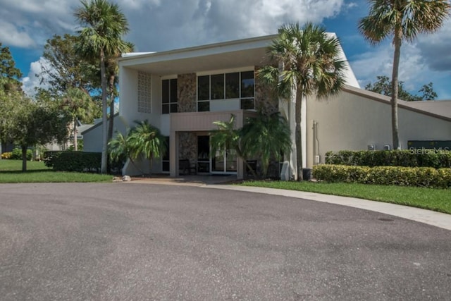 view of front facade with a carport