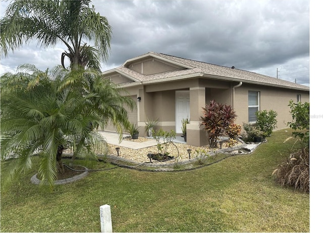 view of front facade with a front lawn