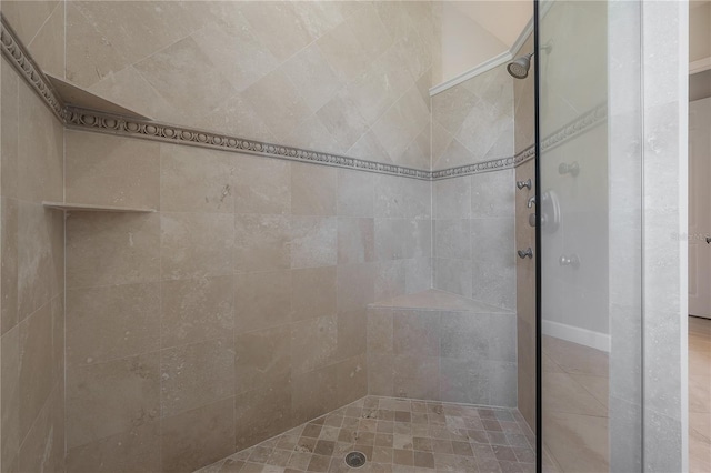 bathroom featuring a tile shower