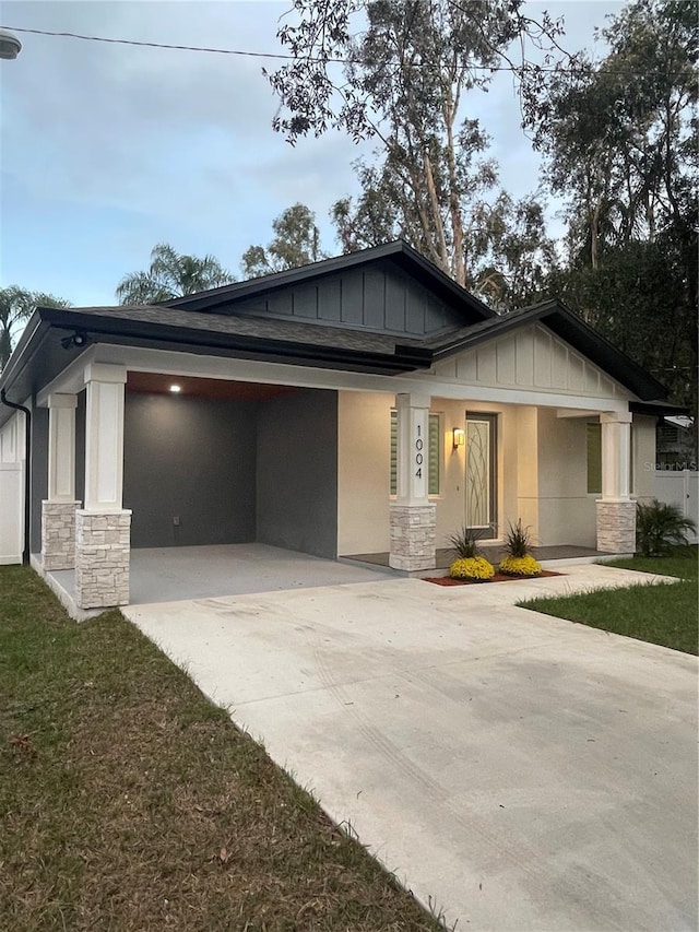 view of front of house featuring a front lawn and a carport