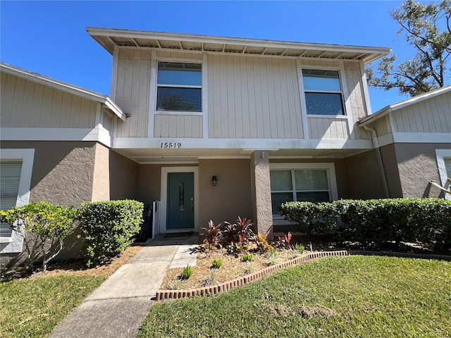 view of front of house featuring a front lawn