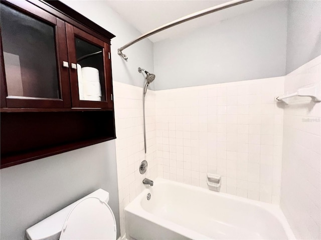 bathroom with tiled shower / bath and toilet