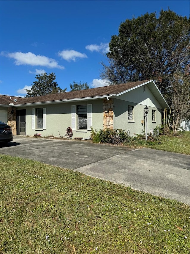 ranch-style home featuring a front lawn