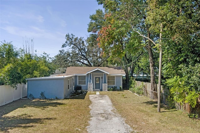 view of front of property featuring a front lawn