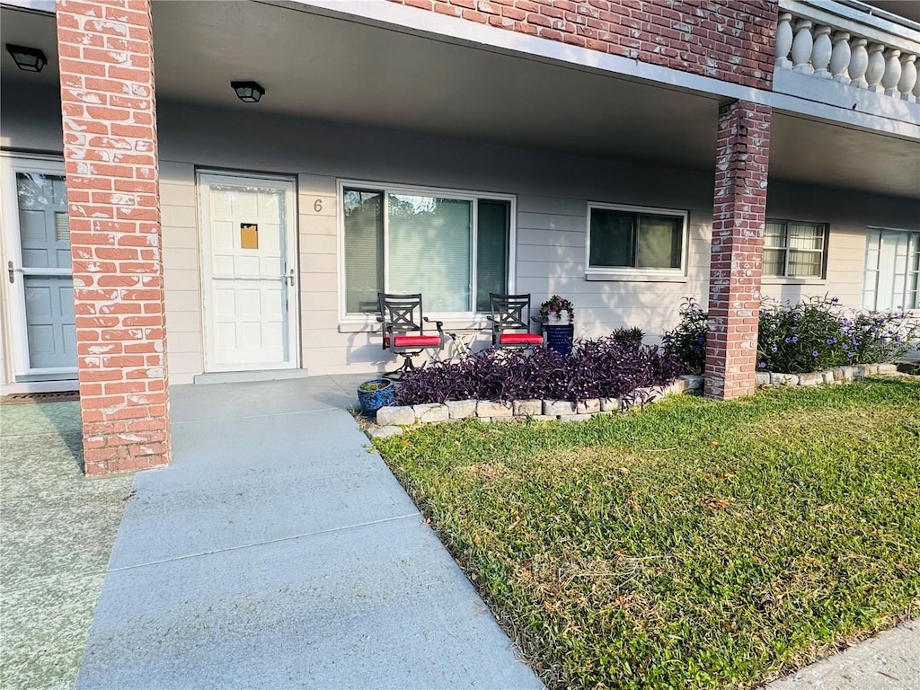 property entrance featuring a yard