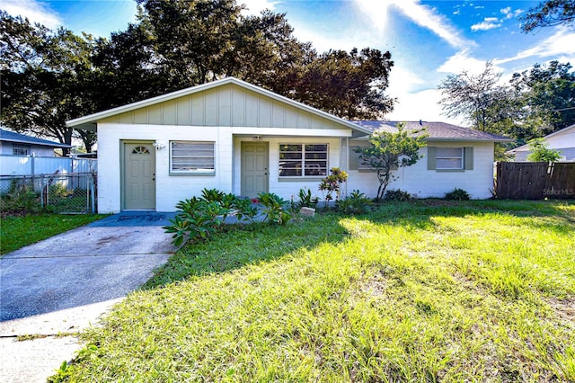 ranch-style home featuring a front yard