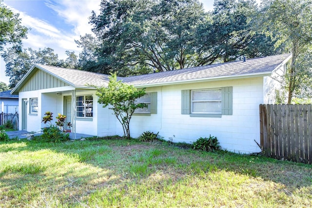 ranch-style home with a front yard