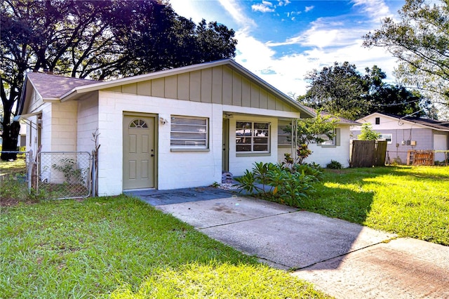 view of front of home featuring a front yard