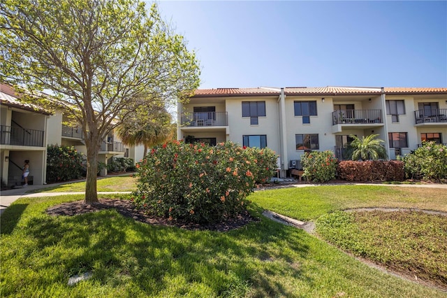 view of property's community featuring a lawn