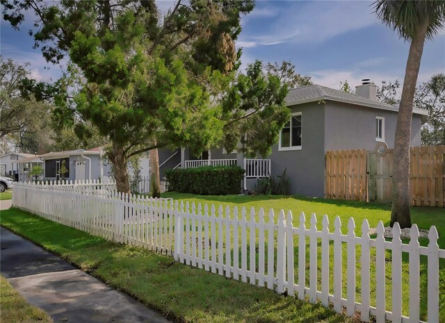 view of front of house featuring a front lawn