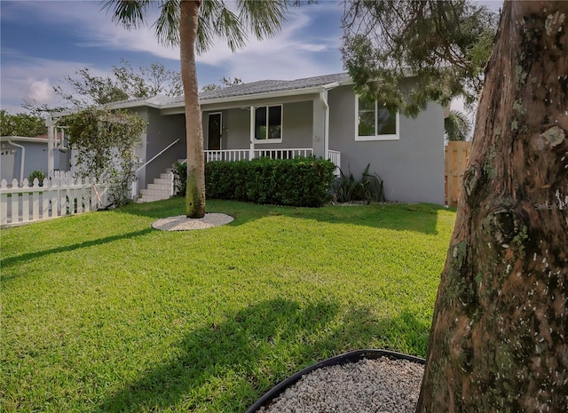 view of front of property featuring a lawn