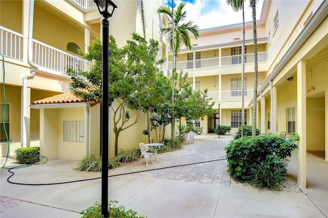 701 Mirror Lake Dr N Unit 309, Saint Petersburg, FL 33701 - surrounding community with mail area