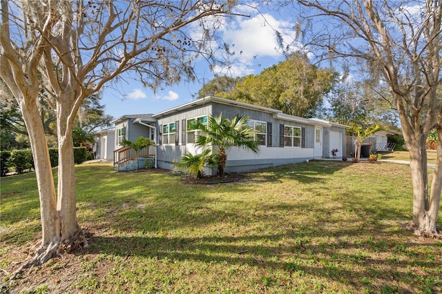 view of front of house featuring a front lawn