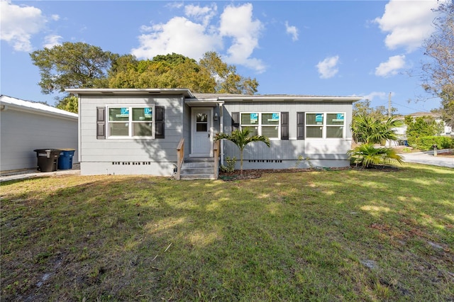 view of front of property featuring a front lawn