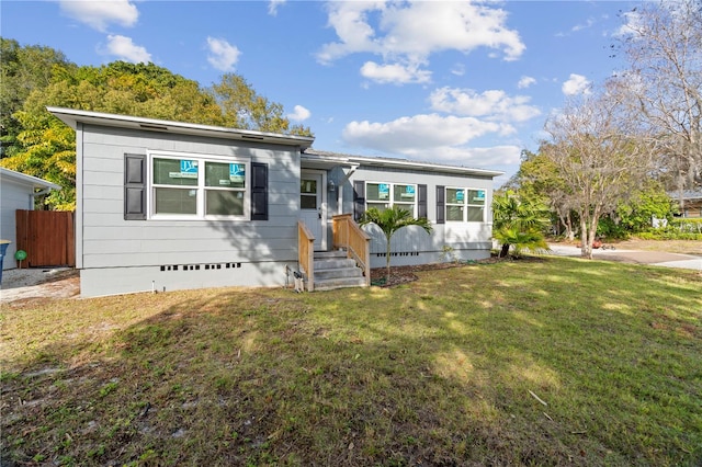 view of front of home featuring a front yard