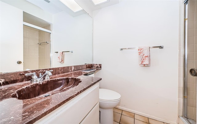 bathroom with a tile shower, toilet, tile patterned floors, and vanity