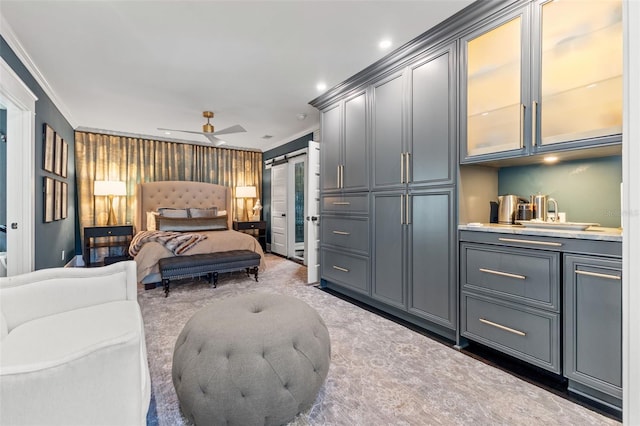 bedroom featuring carpet flooring, ornamental molding, a barn door, and ceiling fan