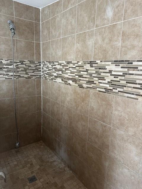 bathroom featuring a tile shower