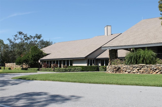 view of front of property featuring a front lawn