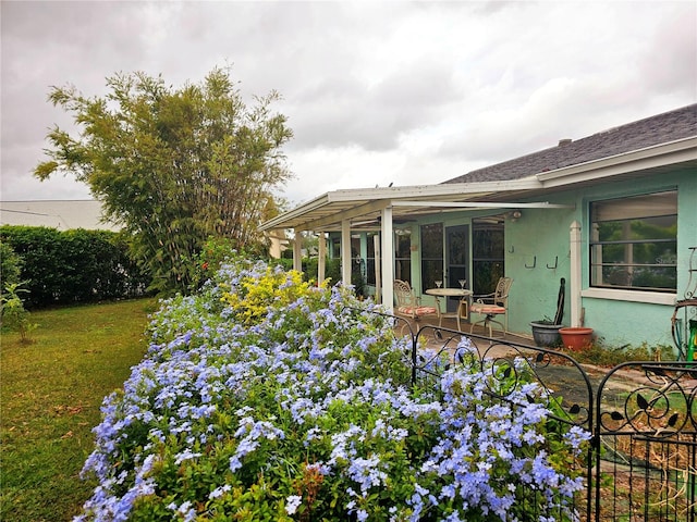 view of yard with a patio area