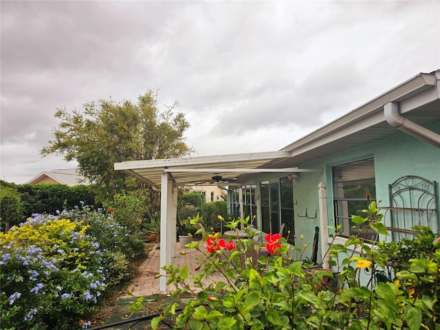 exterior space with ceiling fan