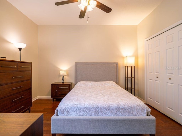 bedroom featuring ceiling fan, dark hardwood / wood-style floors, and a closet