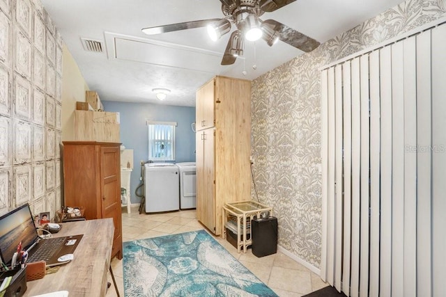 laundry area with independent washer and dryer, light tile patterned floors, and ceiling fan