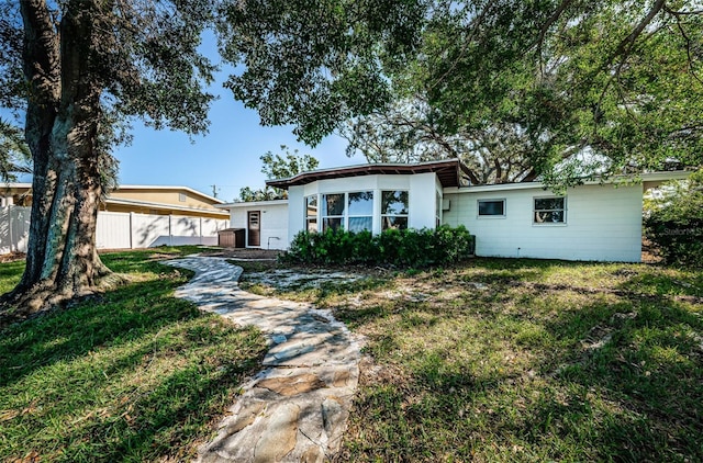 view of front facade with fence and a front yard