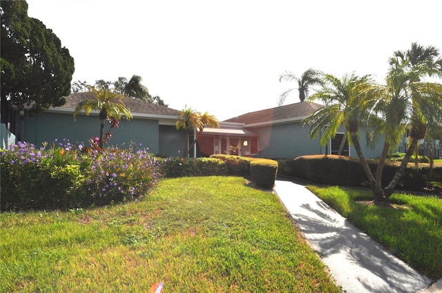 view of front facade featuring a front lawn