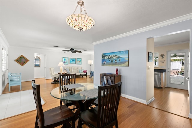 dining area with crown molding, plenty of natural light, ceiling fan, and light hardwood / wood-style flooring