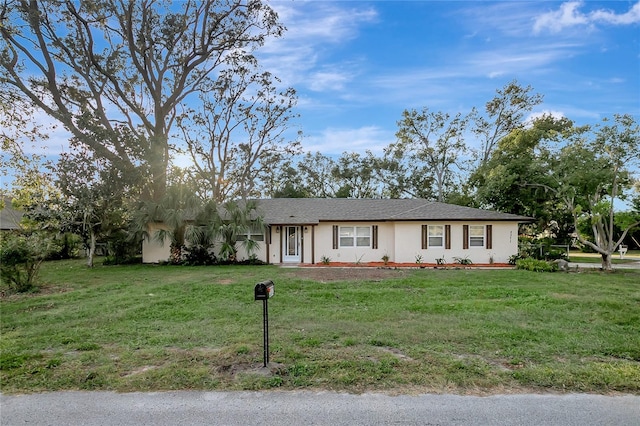 ranch-style home featuring a front lawn