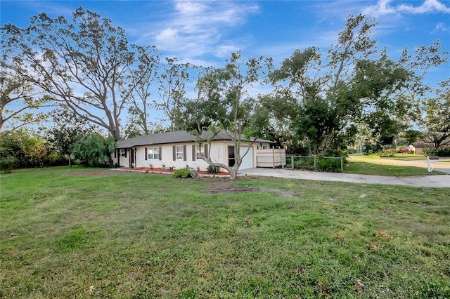 single story home with a front lawn