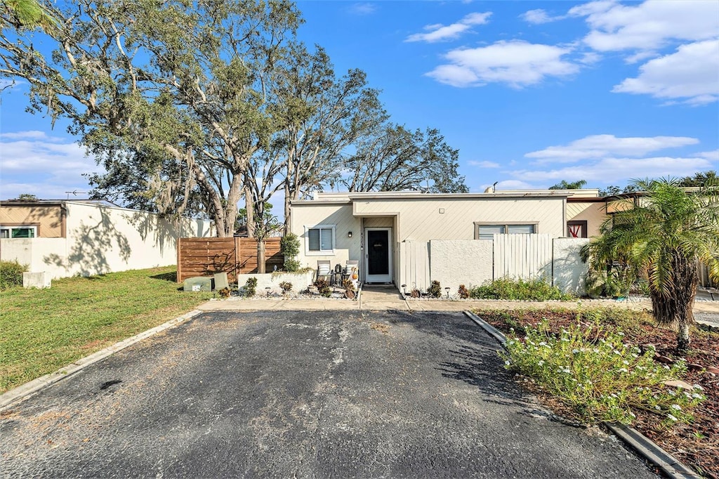 view of front of property