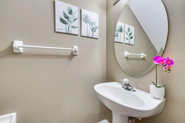 bathroom featuring sink