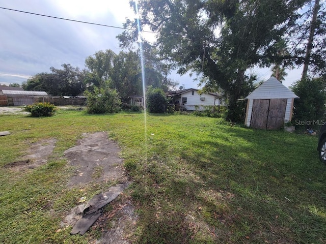 view of yard with a storage unit