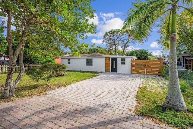 view of front of property featuring a front yard