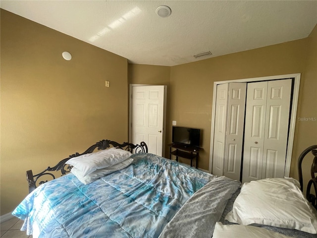 bedroom featuring a textured ceiling and a closet