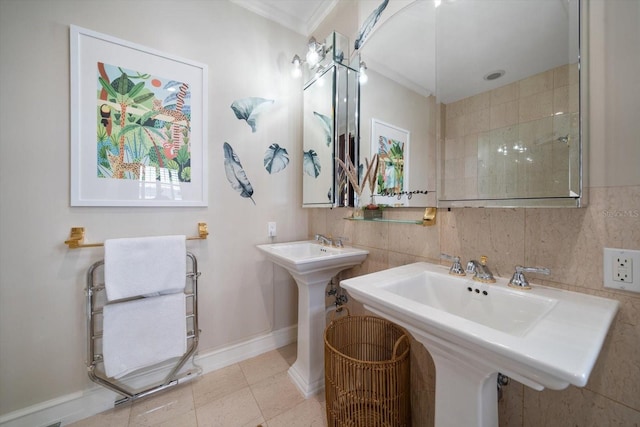 bathroom featuring ornamental molding, two sinks, baseboards, and tasteful backsplash